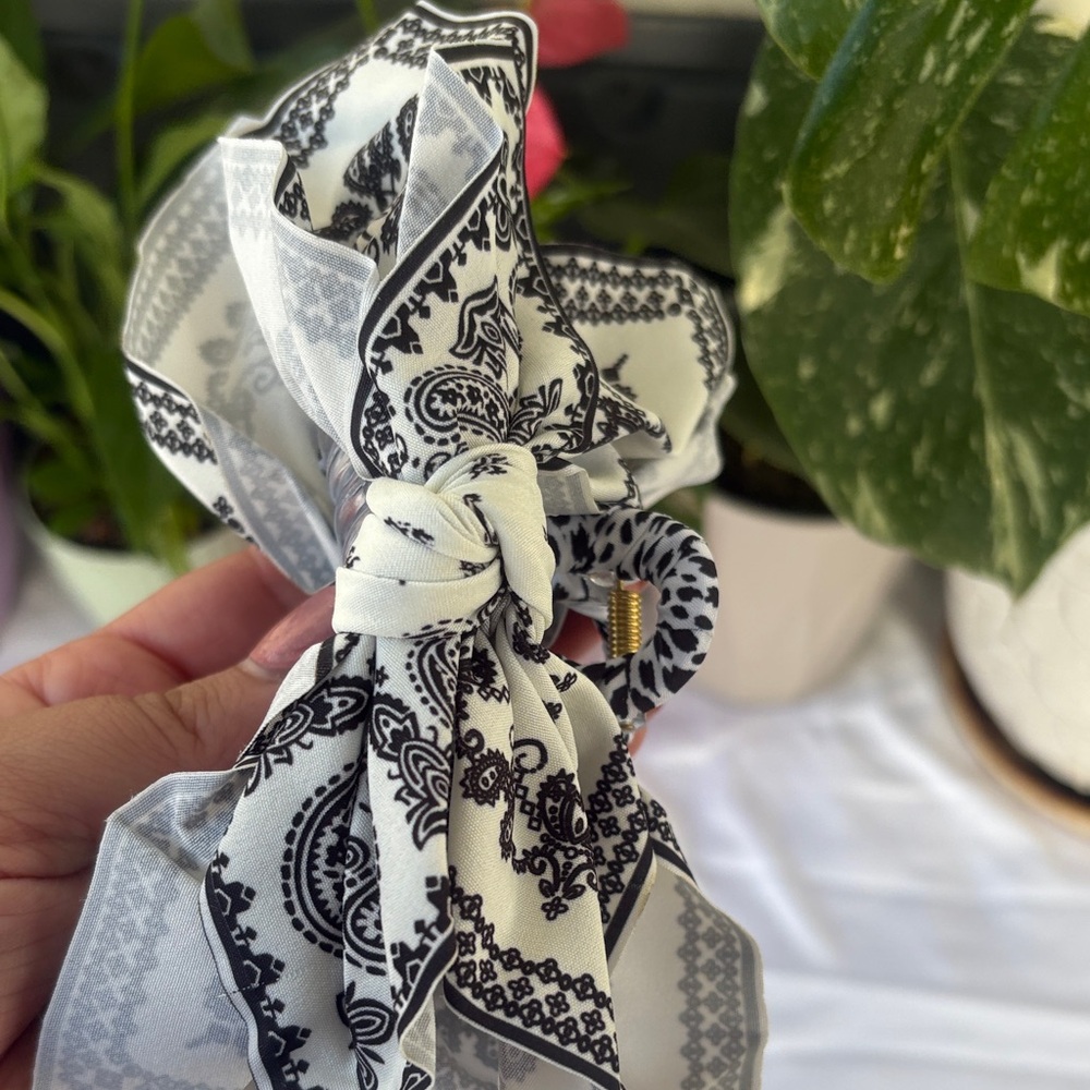 Elegant Black and White Hair Scrunchie with Pearl Earrings - Picture 4 of 7